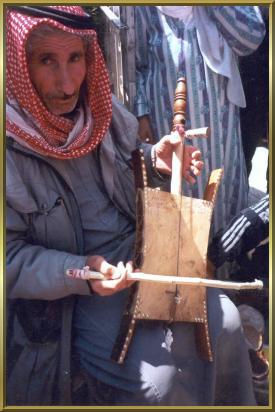 Ein Musiker spielt auf seiner einsaitigen Rebaba, in der Nähe des "Souk al Hamidia" von Damaskus.