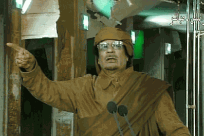 Muammar Al Gadhafi droht: "Shibr-Shibr - Bait-Bait - Dar-Dar - Zenga-Zenga !!!" - "Handbreit für Handbreit - Zimmer für Zimmer - Haus für Haus - Gasse für Gasse !!!" .... und wird dafür mit einem Schuh beworfen!
