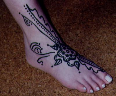 Henna-Blumendekor am Fuß