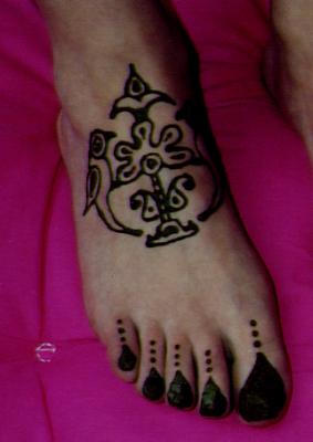 Ein hübsches einfaches Vogel-Motiv am Fuß mit Henna