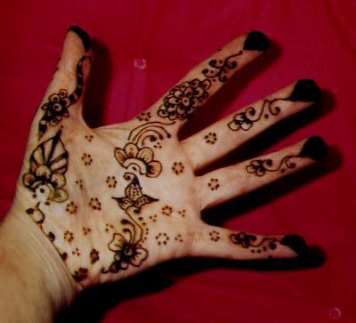 Henna-Muster auf der Innenseite einer Hand