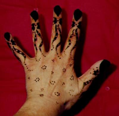 Henna-Muster auf der Außenseite einer Hand