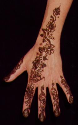 Henna-Muster auf der Außenseite einer Hand