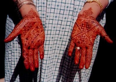 Die mit Henna geschmückten Hände einer marokkanischen Braut.
