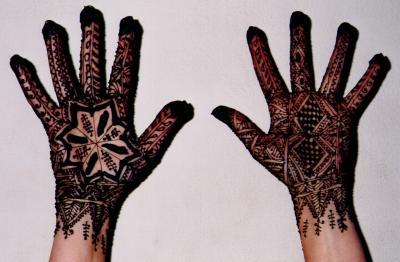Marokkanische Henna-Muster auf den Händen - Innenhand