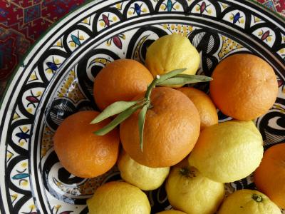 Frisch gepflückte Orangen und Zitronen aus Tunesien.