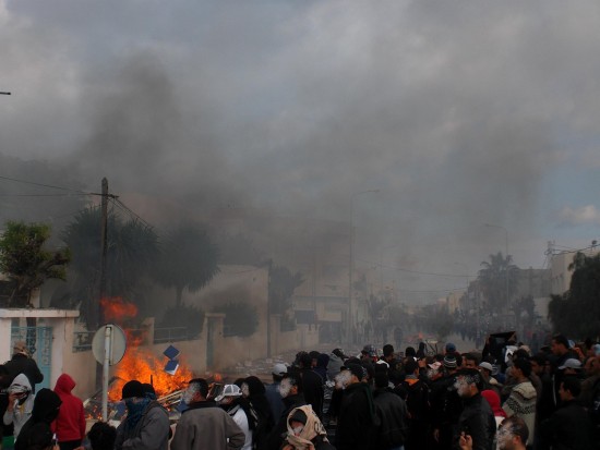 La municipalitée corrompue du Kram en feu - Die Stadtverwaltung von Le Kram, berüchtigt für ihre korrupten Führungskräfte, brennt - 14.01.2011